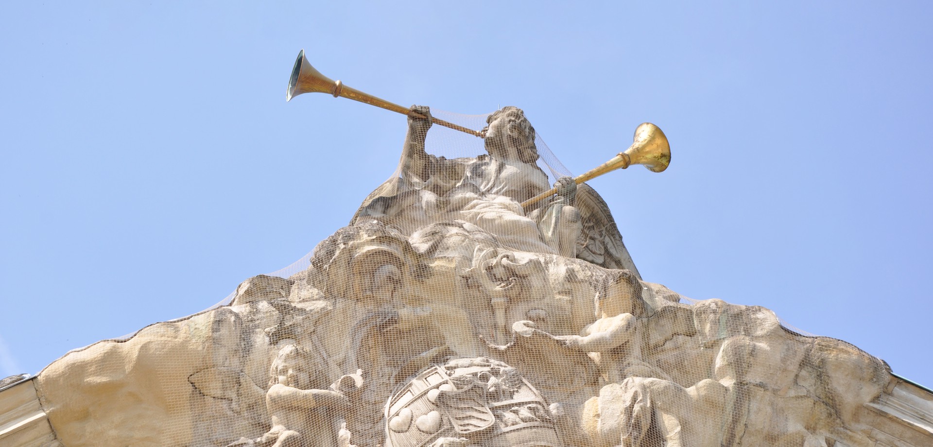 Giebelfigur aus Baumberger Kalksandstein am Schloss Münster