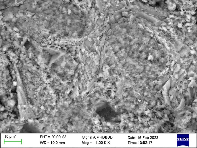 REM-Bild von Matrix bestehend aus Calcit-Plättchen und fein verteilten
Tonmineralen