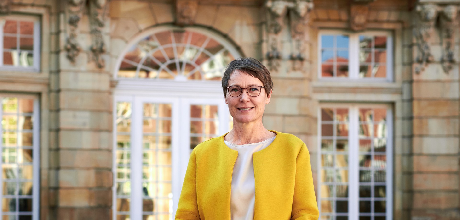 LWL-Expertin vor dem Erbdrostenhof Münster