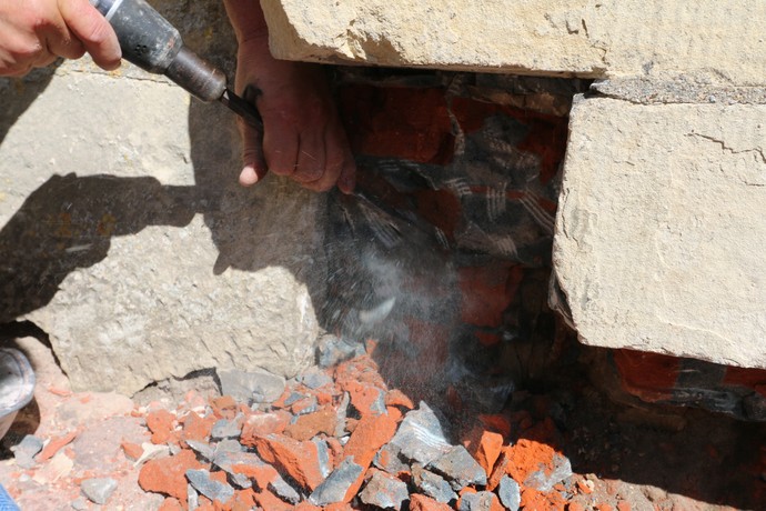 Austausch eines zurück gewitterten Stein im Sockelbereich
